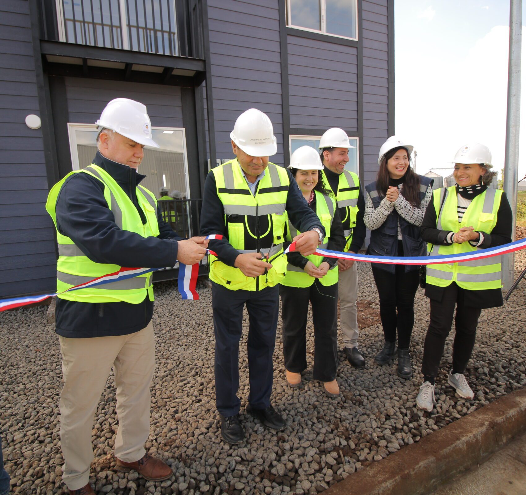 Construye Zero junto a Canada House inauguran edificio modular de vivienda social con estructura 100% en madera montado en 8 horas