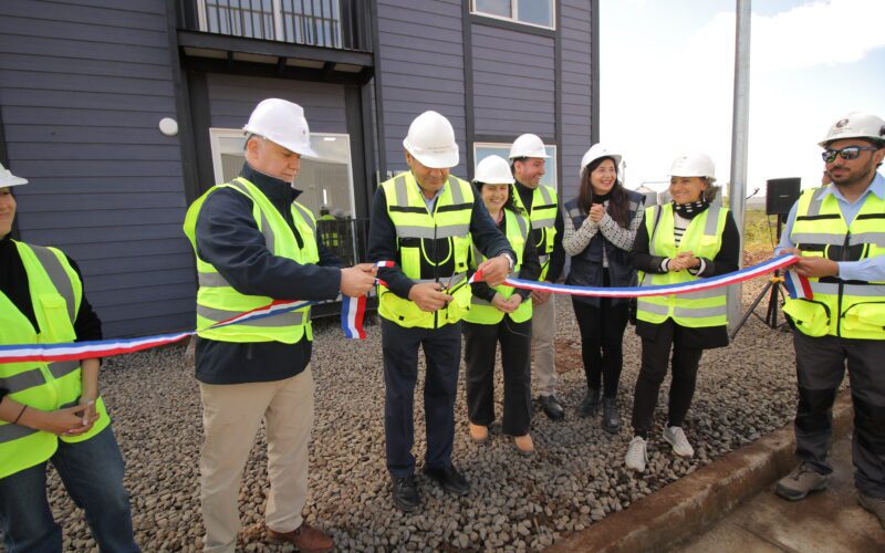 Construye Zero junto a Canada House inauguran edificio modular de vivienda social con estructura 100% en madera montado en 8 horas